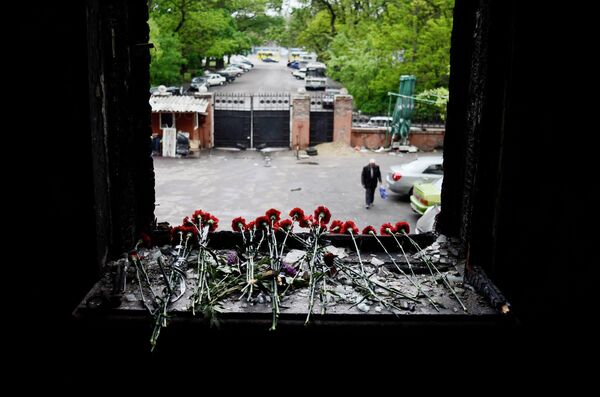 Flowers on a broken window in memory of the people killed by fire in the Trade Unions House on Odessa's Kulikovo Field Square - Sputnik International