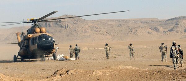 Afghan Border Police members and Kandahar Air Wing pilots offload humanitarian aid from an Afghan Air Force Mi-17 helicopter - Sputnik International