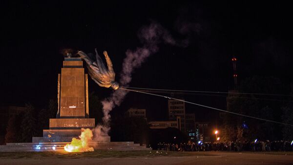 Monument to Lenin toppled in Kharkov - Sputnik International