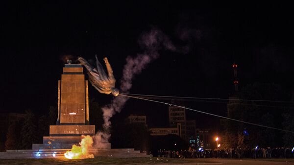 Monument to Lenin toppled in Kharkov - Sputnik International