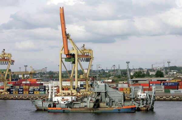 Latvia is dependent on Russian transit by 80 percent, and if it stops, the ports and the railroad in the country will decline. Photo: port in Latvia's capital, Riga. - Sputnik International