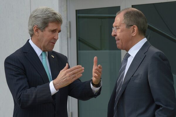 Russian Foreign Minister Sergei Lavrov (right) and US Secretary of State John Kerry discussed the Ukrainian crisis during three-hour talks in Paris. - Sputnik International