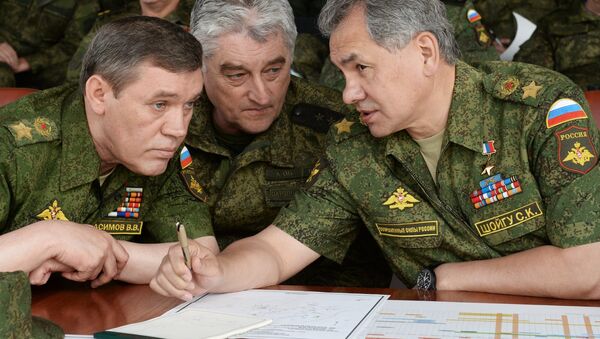 Russia's Defense Minister Sergei Shoigu (right) during Central Military District's military drills. - Sputnik International