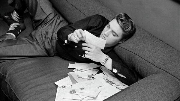 Elvis is reading letters from his fans, March 17, 1956. - Sputnik International