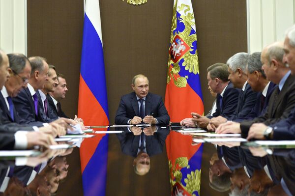Vladimir Putin has discussed the fight against the Islamic State terrorist group, Ebola virus outbreak, the situation in Ukraine and the relations between Russia and the United States during a meeting with permanent members of the Russian Security Council - Sputnik International