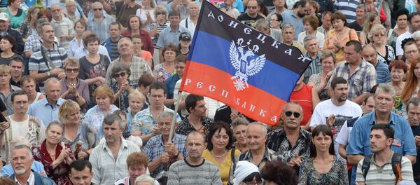 Local residents participate in a meeting in support of the self-proclaimed Donetsk People's Republic. - Sputnik International