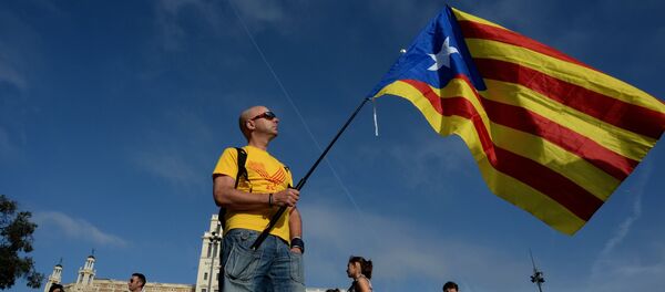 Catalans are expected to turn out in droves on Sunday to make their strongest show of force to date for breaking away from the rest of Spain in a symbolic independence vote. Above: A man holds a pro-Catalan independence flag known as the Estelada. Catalans are expected to turn out in droves on Sunday to make their strongest show of force to date for breaking away from the rest of Spain in a symbolic independence vote. Above: A man holds a pro-Catalan independence flag known as the Estelada. - Sputnik International