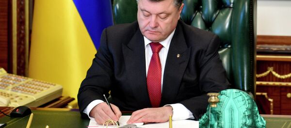 Ukrainian President Petro Poroshenko signs a law - Sputnik International