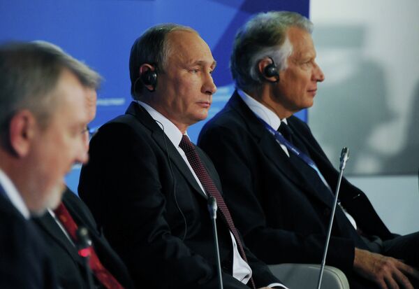 24 October 2014. Russian President Vladimir Putin (center) at the wrap-up session of the 11th Meeting of the Valdai Discussion Club in Sochi. - Sputnik International