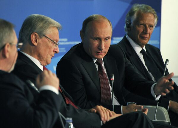 24 October 2014. Russian President Vladimir Putin (second right) speaks at the wrap-up session of the 11th Meeting of the Valdai Discussion Club in Sochi. - Sputnik International