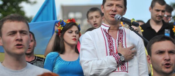 Oleh Lyashko, the leader of Ukraine’s Radical Party, savagely attacked a road sign with the message that read “I’m Russian and I’m Proud.” Oleh Lyashko, the leader of Ukraine’s Radical Party, savagely attacked a road sign with the message that read “I’m Russian and I’m Proud.” - Sputnik International