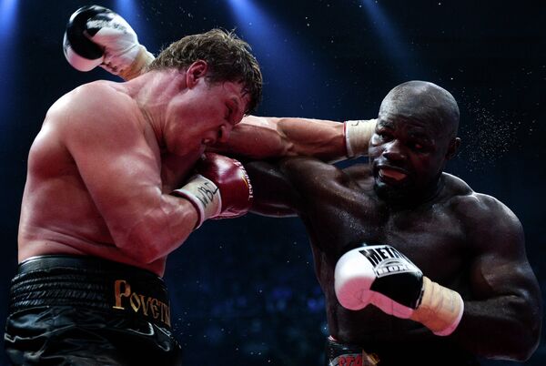 From left: Russia's Alexander Povetkin and Cameroon's Carlos Takam during a fight for the WBC Silver title held at the Rossiya State Central Concert Hall in Luzhniki. - Sputnik International