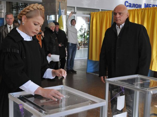Batkivshchyna party leader Yulia Tymoshenko cast her vote at a polling station in Dnipropetrovsk - Sputnik International